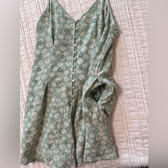American Eagle Daisies Sage Green & white Romper Size Small - Picture 9 of 12